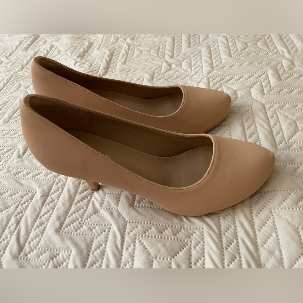 omen's Dress Shoes Low Heel Pumps size 8